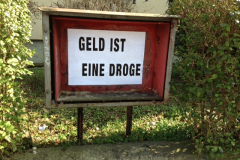 geld-ist-eine-droge,Tobias Berndt, Schaukasten, Hardstrasse Zürich, dezernat.ch